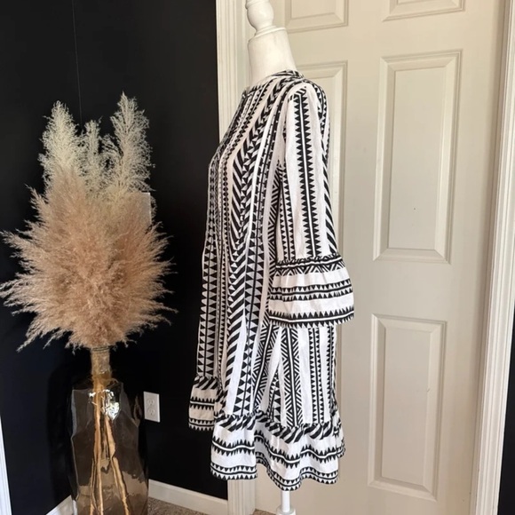 Boo Gemes Black/White Bell Sleeve Aztec Print Mini Dress
 size Small - Picture 4 of 12